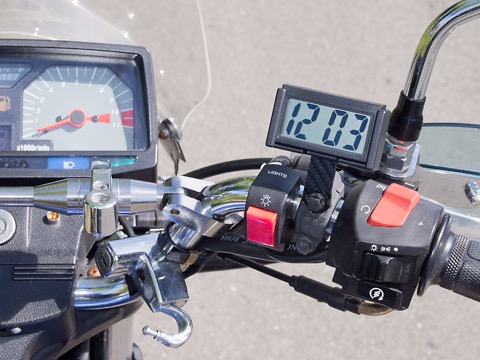 完成した100均材料で作ったバイク用時計をCGL125のブレーキホルダーに装着